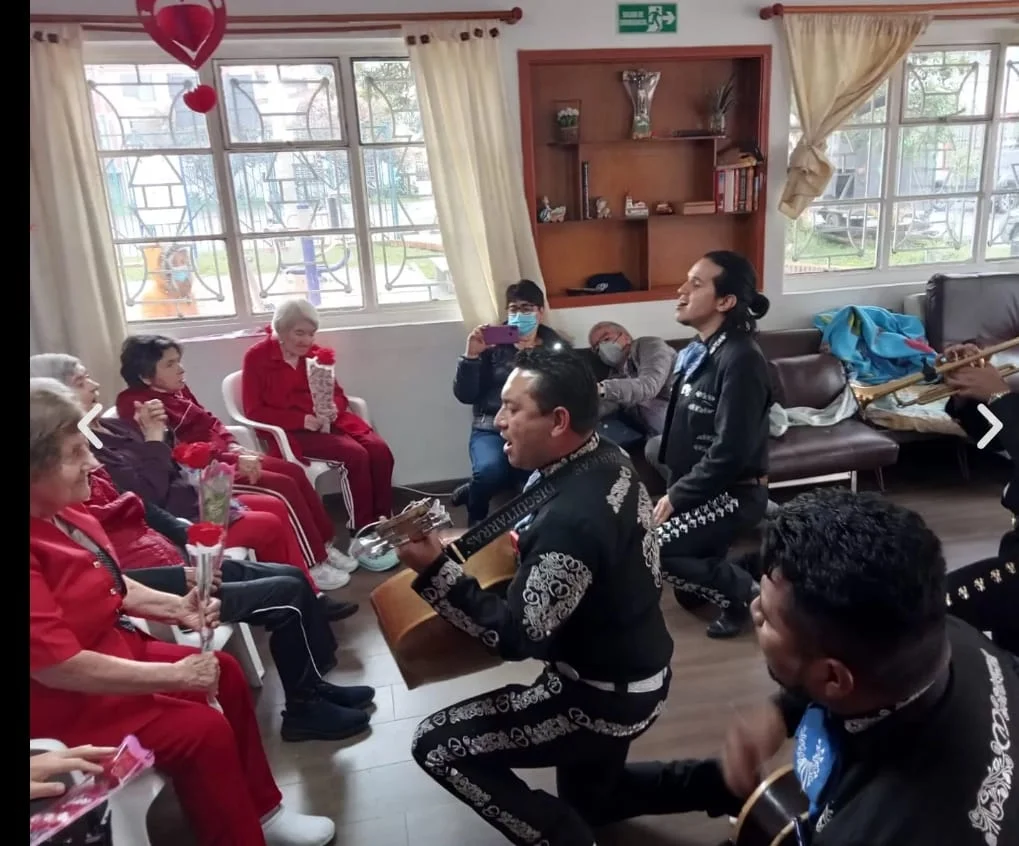 Momento de Homenaje en Serenata de Mariachi Adolescentes Bogotá